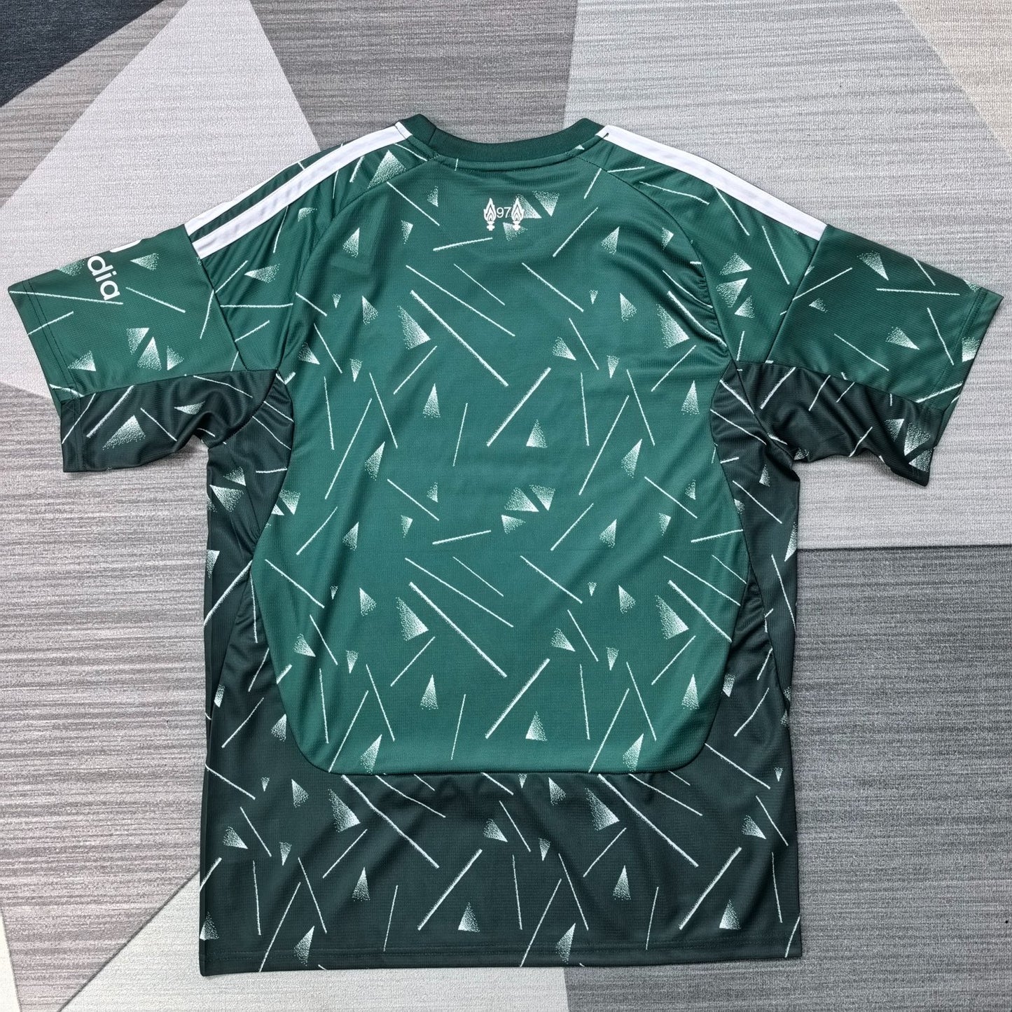 Liverpool Goalkeeper Jersey 2026/27 - Detail